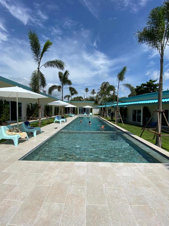 Le Petit Saint Tropez Khanom Exterior foto