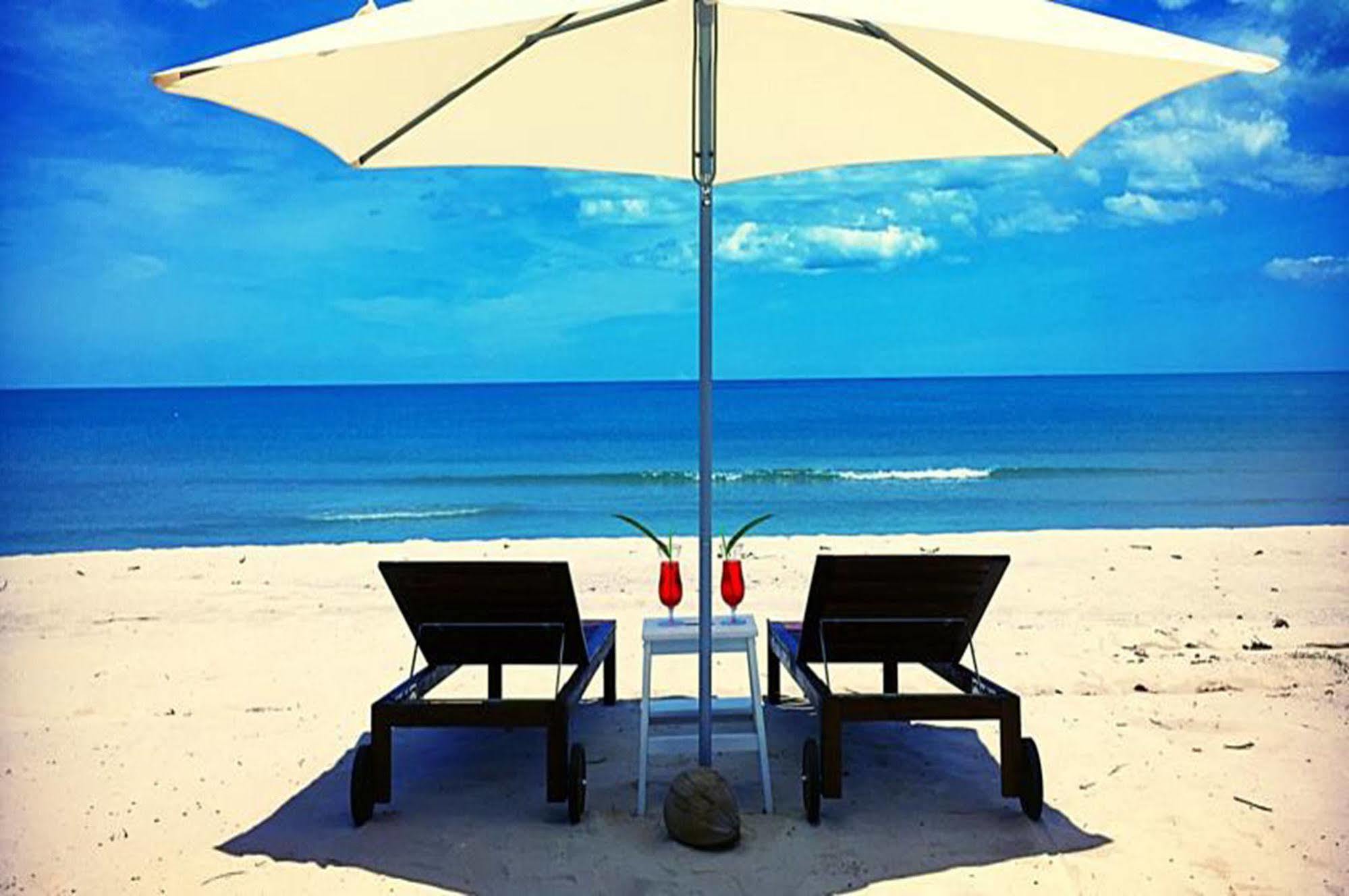 Le Petit Saint Tropez Khanom Exterior foto